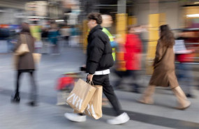 ep archivo   varias personas tras realizar compras