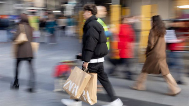 ep archivo varias personas tras realizar compras ep archivo varias personas tras realizar compras