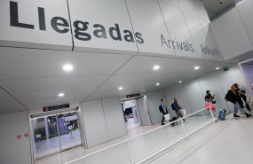 ep archivo   varios pasajeros llegando de un vuelo