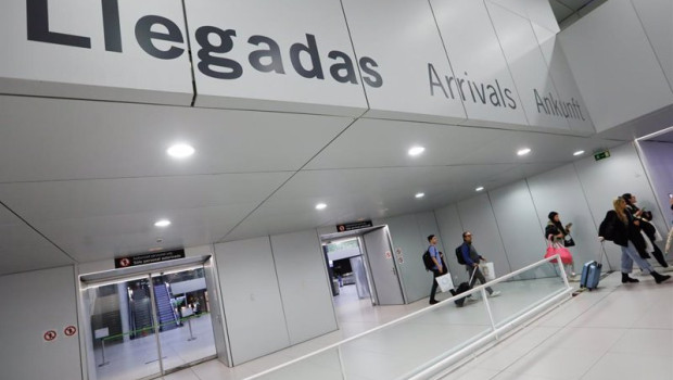 ep archivo   varios pasajeros llegando de un vuelo