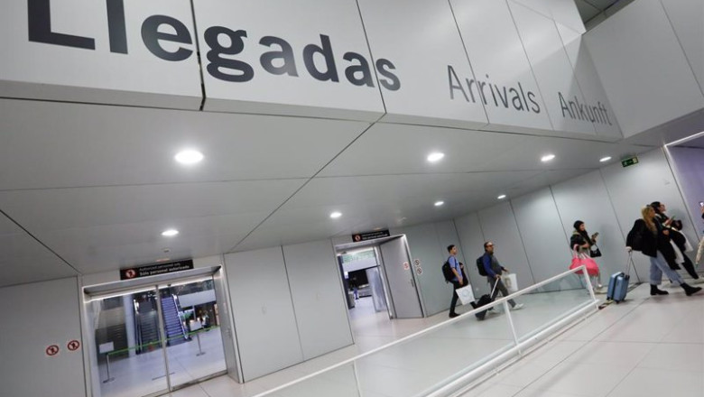 ep archivo varios pasajeros llegando de un vuelo ep archivo varios pasajeros llegando de un vuelo