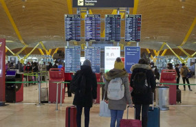 ep archivo varios pasajeros observan los paneles indicativos de la situacion de los vuelos en la ep archivo varios pasajeros observan los paneles indicativos de la situacion de los vuelos en la