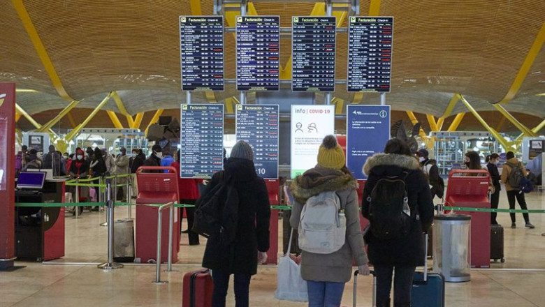 ep archivo   varios pasajeros observan los paneles indicativos de la situacion de los vuelos en la