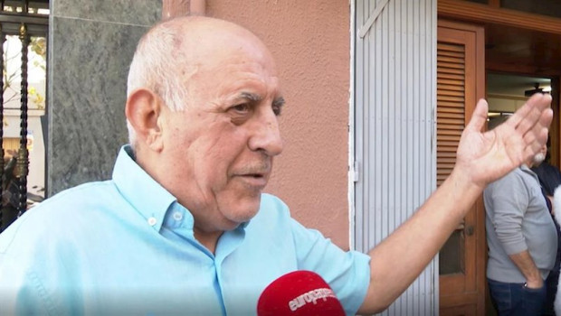 ep basilio flores dueno del bar pepe de sant vicent del raspeig alicante celebra haber repartido el