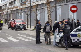 ep bomberos en las inmediaciones del edificio quemado
