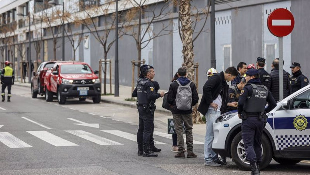 ep bomberos en las inmediaciones del edificio quemado