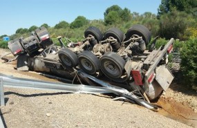 ep camion volcadola a-49 en sevilla