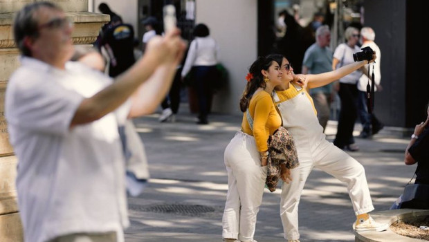 ep dos turistas se hacen un selfie en una calle de palma de mallorca a 16 de abril de 2024 en palma