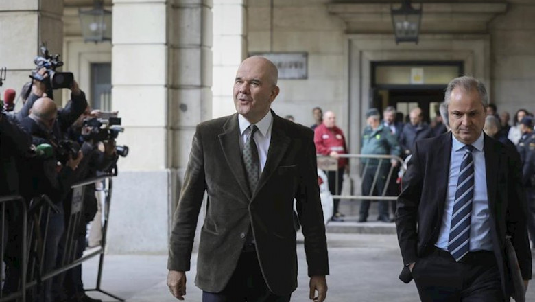 El ex-presidente de la Junta de Andalucía, Manuel Chaves (i), llegando al juicio del caso ERE en la Audiencia Provincial de Sevilla, a 19 de noviembre del 2019. | María José López - Europa Press ep el ex-presidente de la junta de andalucia manuel chaves i llegando al juicio del caso ere en la 20191202172702