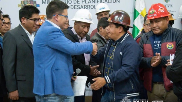 ep el gobierno y la central obrera boliviana se reunen este martes para debatir una subida del