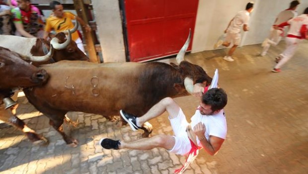 ep encierrosanfermines corredor colgandopanueloun miura