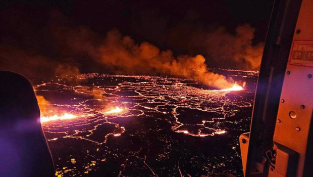 ep erupcion de un volcan cerca de grindavik