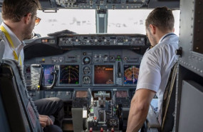 ep imagen de dos pilotos en la cabina de un avion