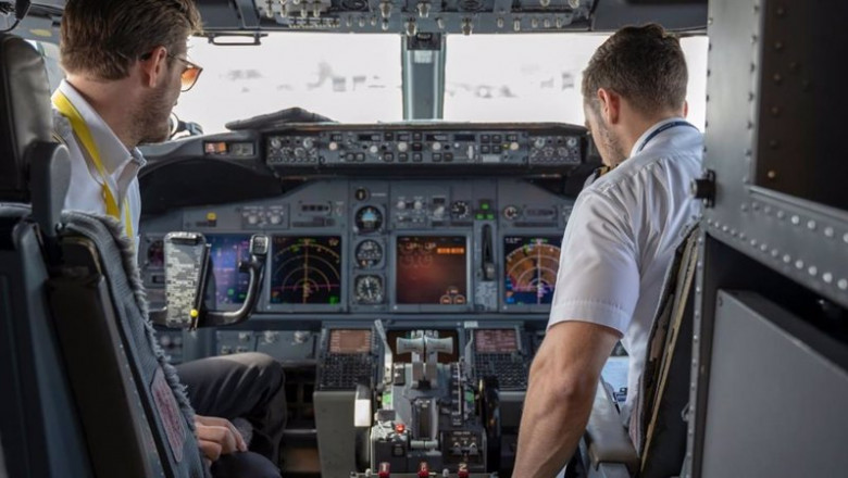 ep imagen de dos pilotos en la cabina de un avion ep imagen de dos pilotos en la cabina de un avion
