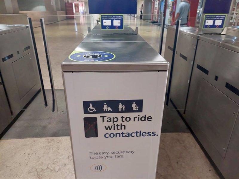 Indra dota al metro de Lisboa de acceso con móvil, tarjeta bancaria o smartwatch
