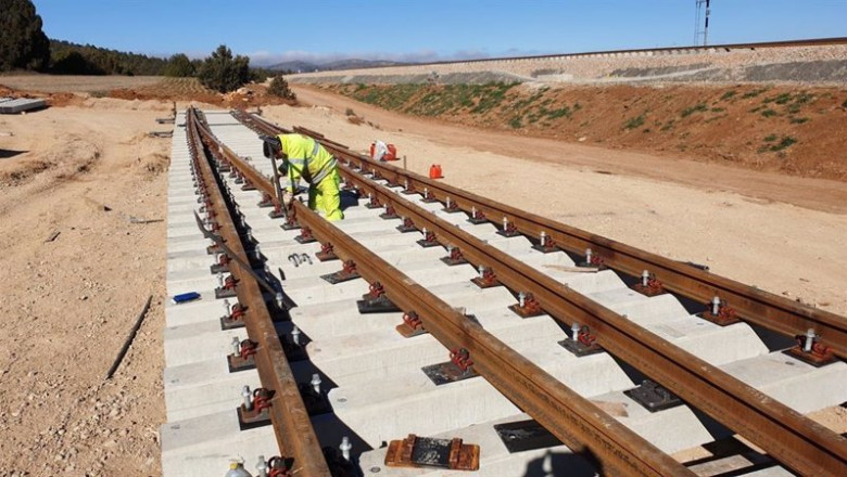 Instalación de traviesas en la red ferroviaria | ADIF - Archivo ep instalacion de traviesas en la red ferroviaria