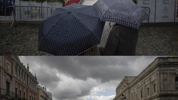 ep jueves santo 2019 el entorno de la plaza de san francisco solo se veian paraguas pues la lluvia