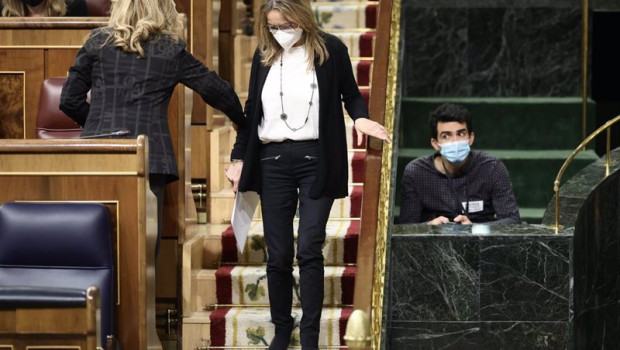 ep la portavoz de izquierda unida en el parlamento asturiano angela vallina baja las escaleras en