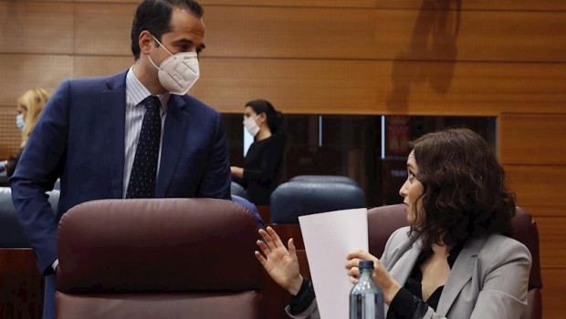 ep la presidenta de la comunidad de madrid isabel diaz ayuso conversa con el vicepresidente de la