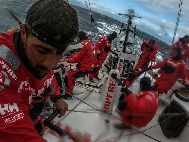 La tripulación del MAPFRE trabaja a bordo | JEN EDNEY/VOLVO OCEAN RACE ep la tripulacionmapfrea bordo