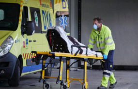 ep miembros de una ambulancia del dya navarra procede al traslado de un paciente en el complejo