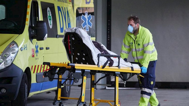 ep miembros de una ambulancia del dya navarra procede al traslado de un paciente en el complejo