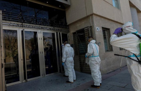 ep militares en la desinfeccion de una residencia