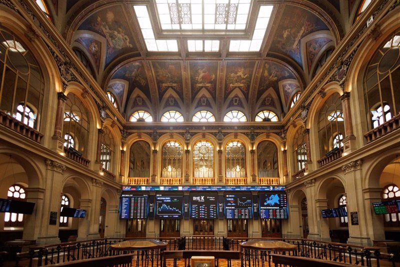 https://img.s3wfg.com/web/img/images_uploaded/2/a/ep_paneles_del_ibex_35_en_el_palacio_de_la_bolsa_a_23_de_mayo_de_2023_en_madrid_espana_20230601130204.jpg