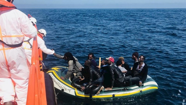 ep rescate patera con inmigrantes por salvamento maritimo