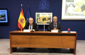 ep secretarioestadola seguridad social octavio granado izquierda ydirectorfilateliacorreos modesto fraguas izquieda enpresentacionselloconmemora40 anoslas entidades gestorasla seguridad social