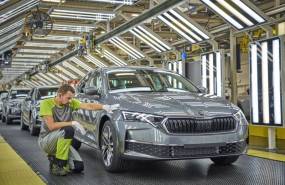 ep skoda produce la primera unidad de su octavia actualizado en su planta de kvasiny republica checa