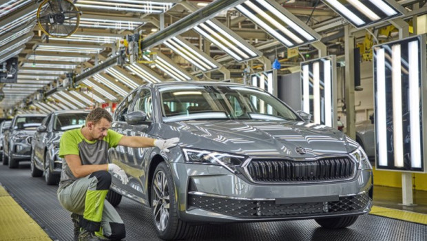 ep skoda produce la primera unidad de su octavia actualizado en su planta de kvasiny republica checa