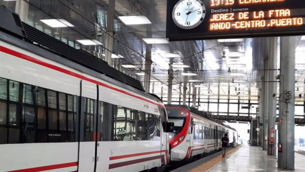 ep trenes de cercanias en la estacion de cadiz