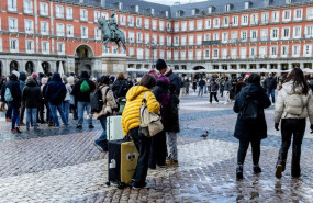 ep turistas en la plaza mayor a 8 de febrero de 2026 en madrid espana