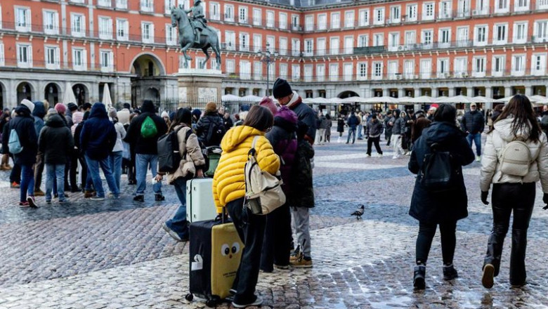 ep turistas en la plaza mayor a 8 de febrero de 2026 en madrid espana