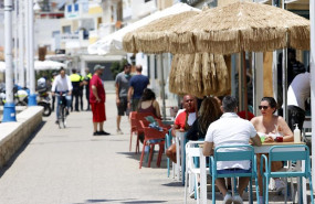 ep un grupo de personas pasean por el paseo maritimo de pedregalejo durante la fase 1 en malaga a 20