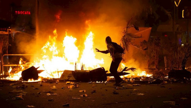 ep un manifestantes corre frente al fuego durante los disturbios en la plaza de urquinaona en