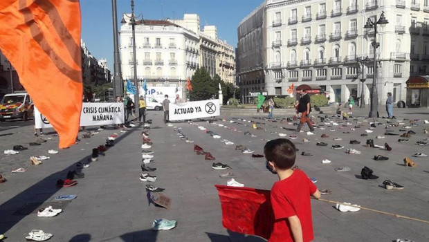 ep un nino sostiene una pancarta de extinction rebellion en la puerta del sol de madrid que aparece