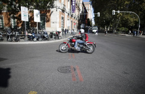 ep una motocicleta pasa cercauna linea naranjaindica restricciontraficocentromadrid