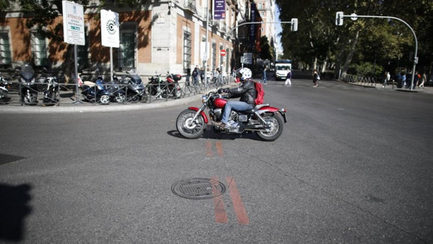 ep una motocicleta pasa cercauna linea naranjaindica restricciontraficocentromadrid