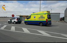 ep una patrulla del aeropuerto acompana a la ambulancia hasta el avion medicalizado