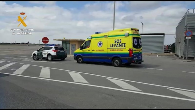 Una patrulla del aeropuerto acompaña a la ambulancia hasta el avión medicalizado. | GUARDIA CIVIL ep una patrulla del aeropuerto acompana a la ambulancia hasta el avion medicalizado