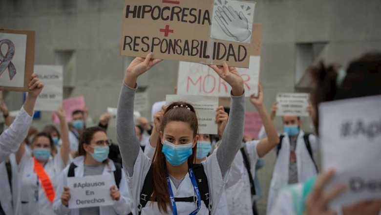 ep una sanitaria sostiene un cartel que pide menos hipocresia y mas responsabilidad durante la ep una sanitaria sostiene un cartel que pide menos hipocresia y mas responsabilidad durante la