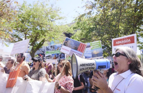 ep una senora con un megafono durante la concentracion de los trabajadores de abengoa en la