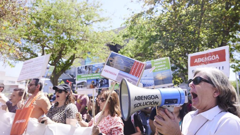 ep una senora con un megafono durante la concentracion de los trabajadores de abengoa en la