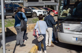ep varias personas cogen un autobus en massamagrell