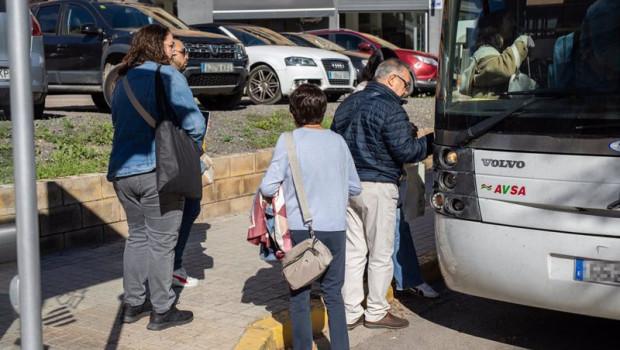 ep varias personas cogen un autobus en massamagrell