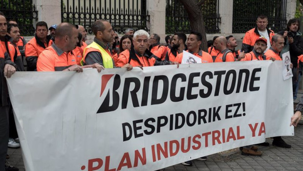 ep varios trabajadores de bridgestone con una pancarta durante una concentracion en madrid frente a ep varios trabajadores de bridgestone con una pancarta durante una concentracion en madrid frente a