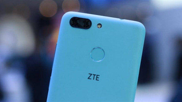 ep zteenconcepto de smartphone con un notch enlateral adherido