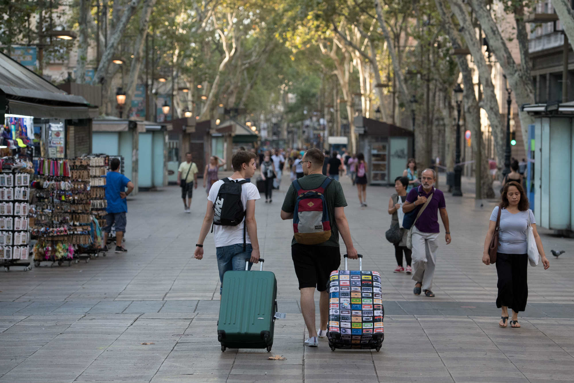 turistas-pasean-ramblas-barcelona